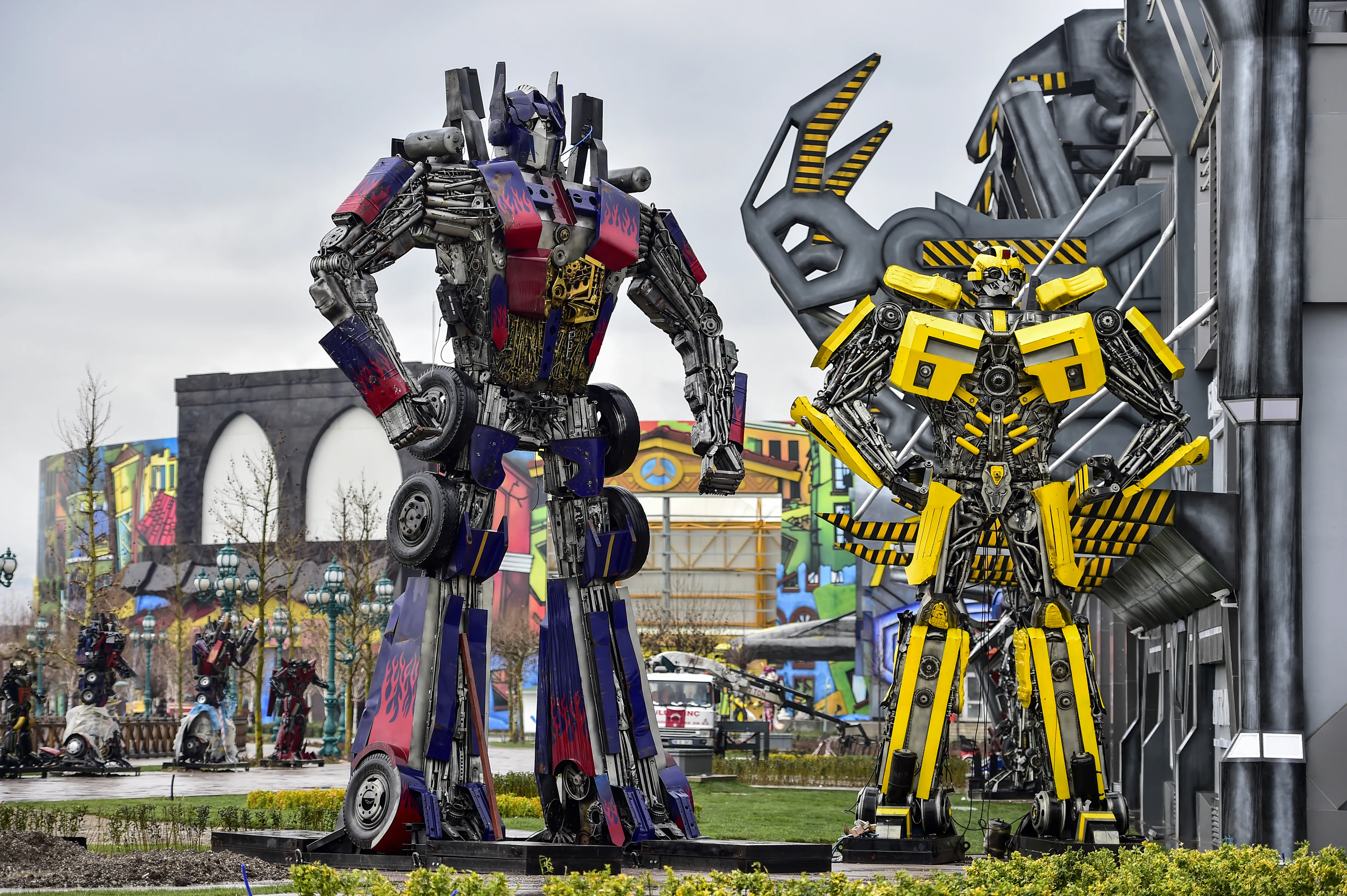 Dev Transformers robotları - Optimus Prime ve Bumblebee