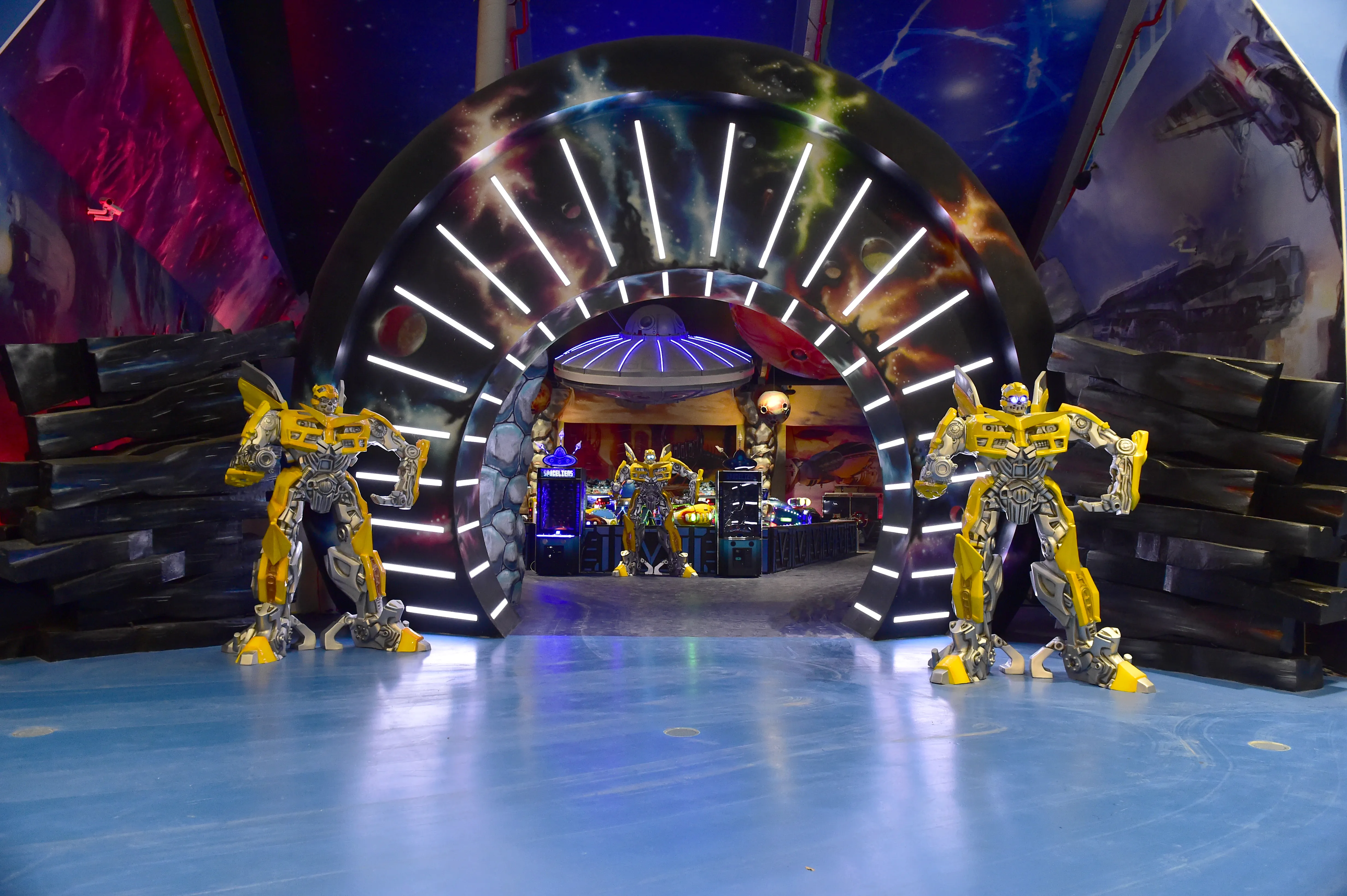 Transformers robotları uzay salonunda