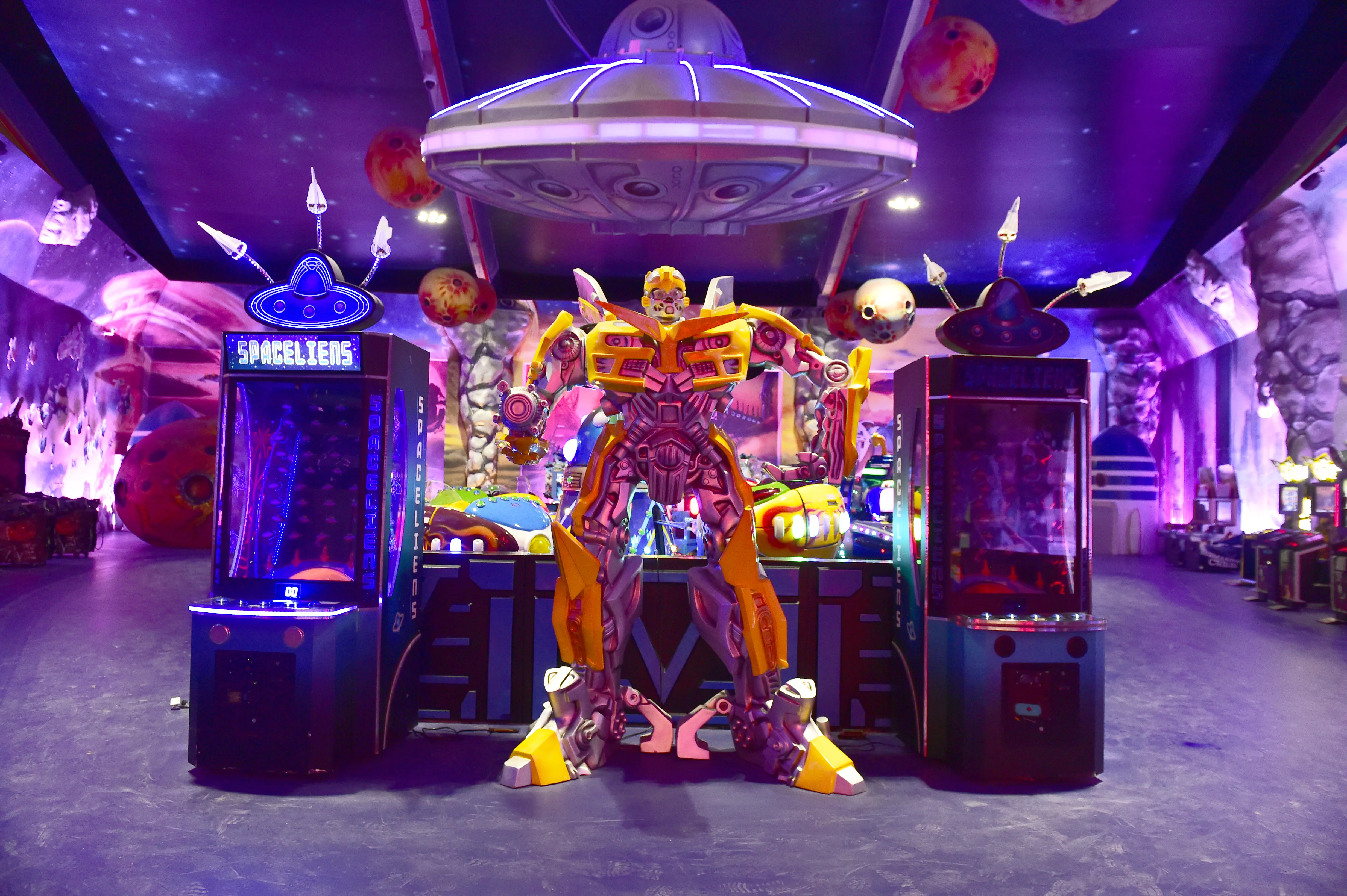 Robot ve arcade makineleri