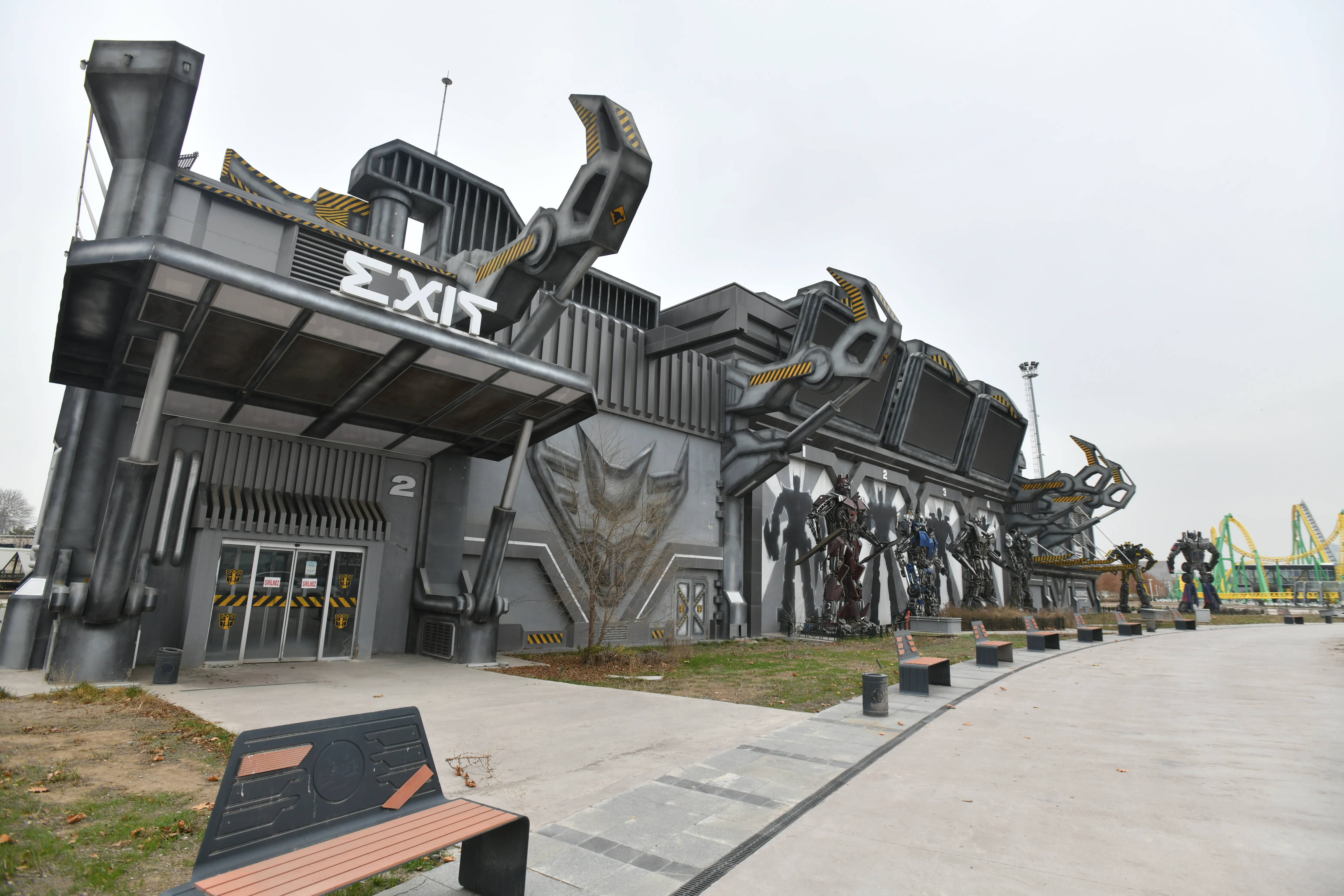 Otorobot Gösteri Binası dıştan